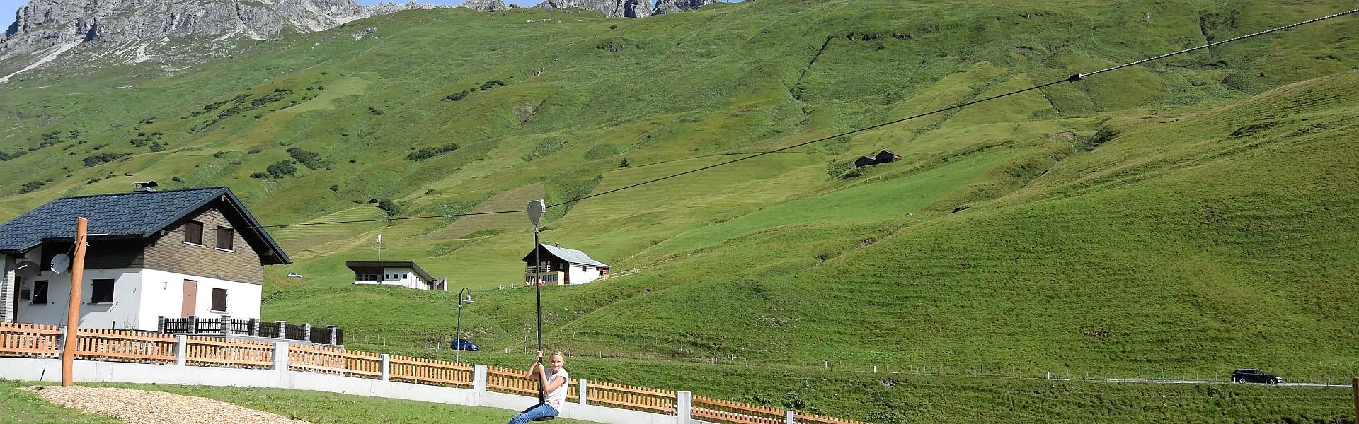 spiel-und-spass-mit-tollem-ausblick-am-spielplatz-in-arlberg