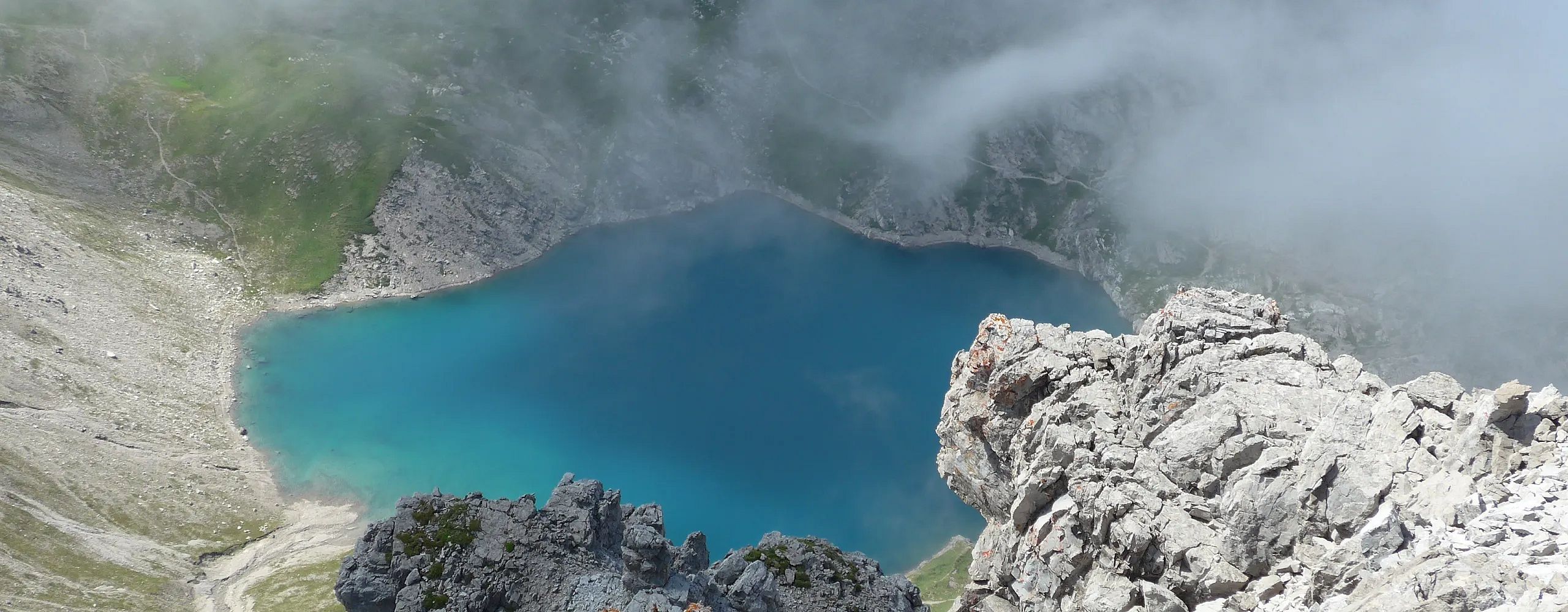 atemberaubender-bergsee-vom-nebel-eingehuellt-in-warth-am-arlberg