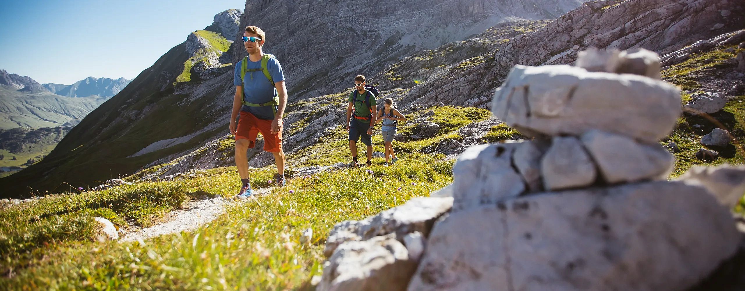 gipfelwanderung-bei-wunderschoenem-wetter-in-der-natur-in-warth-am-arlberg