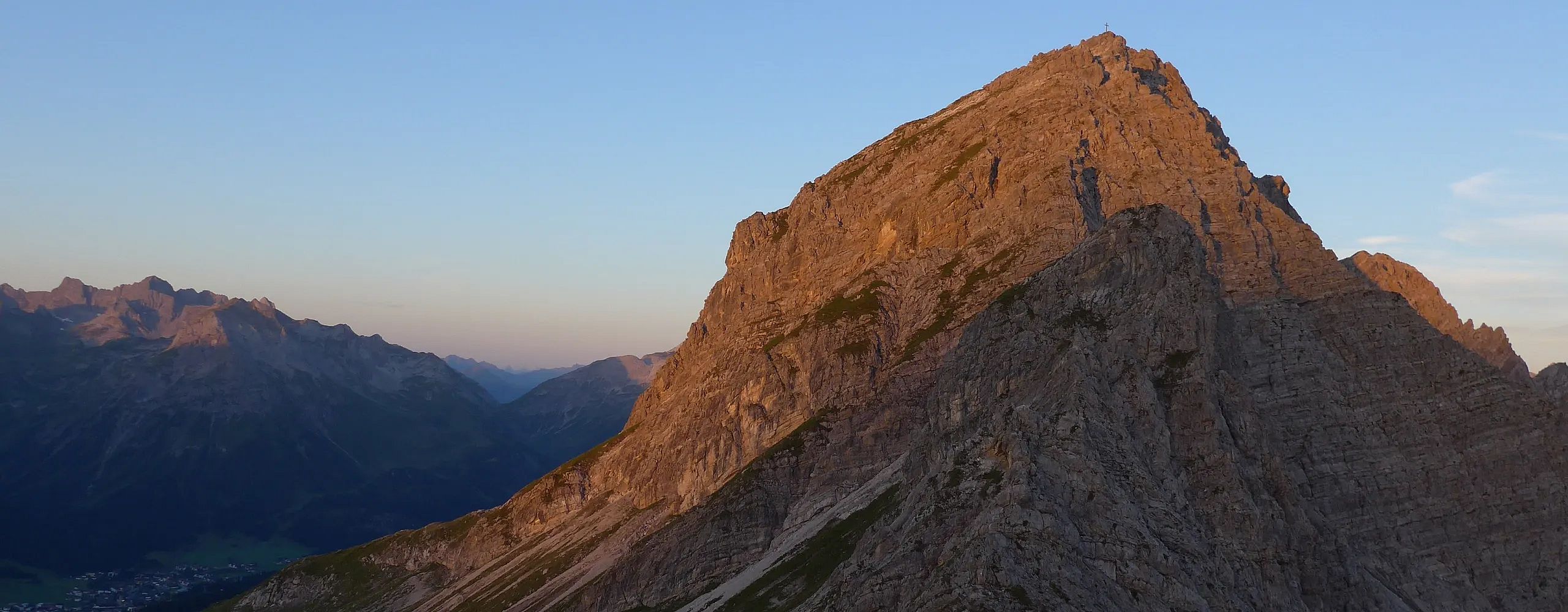 sonnenuntergang-auf-der-bergspitze-vom-geishorn-in-warth-am-arlberg