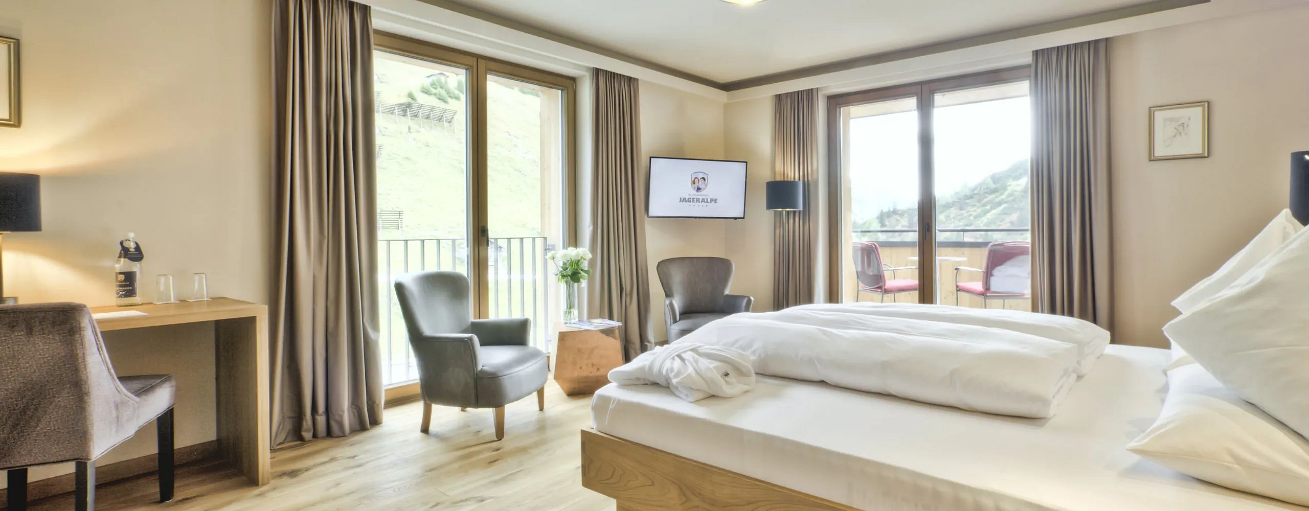 suite-rothorn-superior-mit-holztaefelung-fuer-2-personen-im-hotel-jaegeralpe