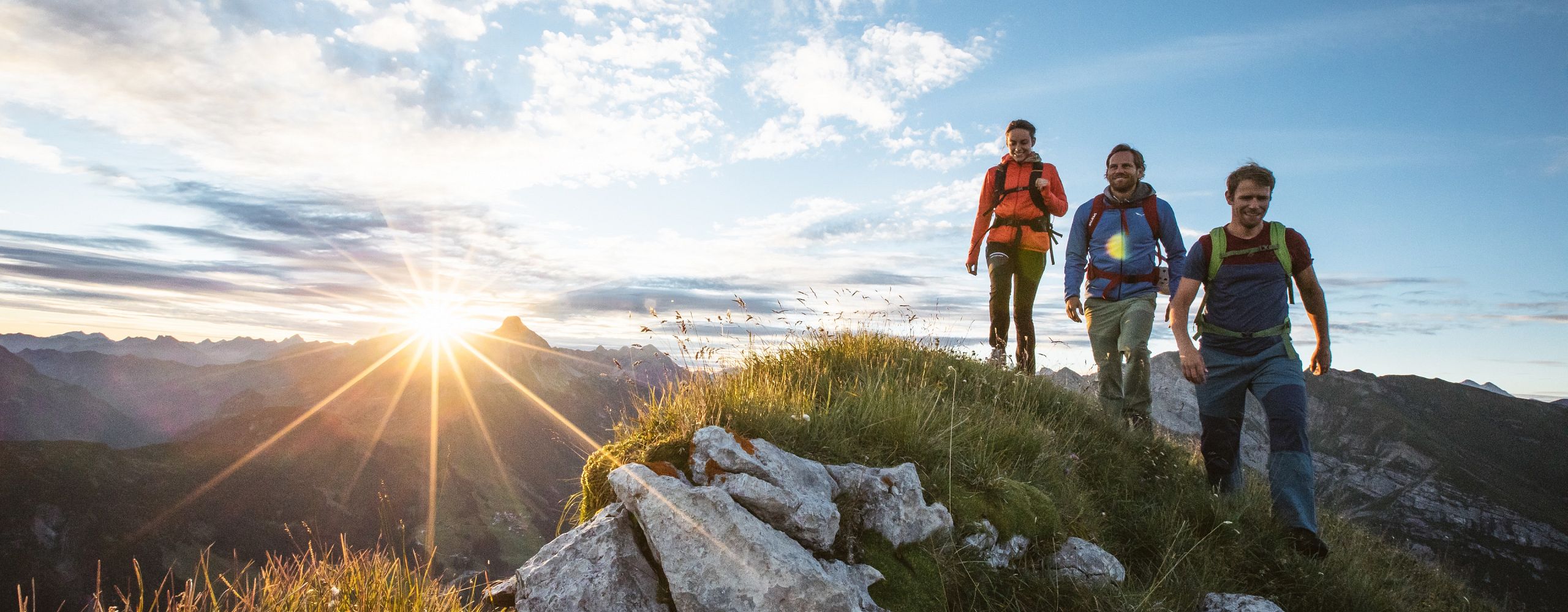 wanderung-bei-sonnenaufgang-am-arlberg-in-der-naehe-vom-hotel-jaegeralpe-1