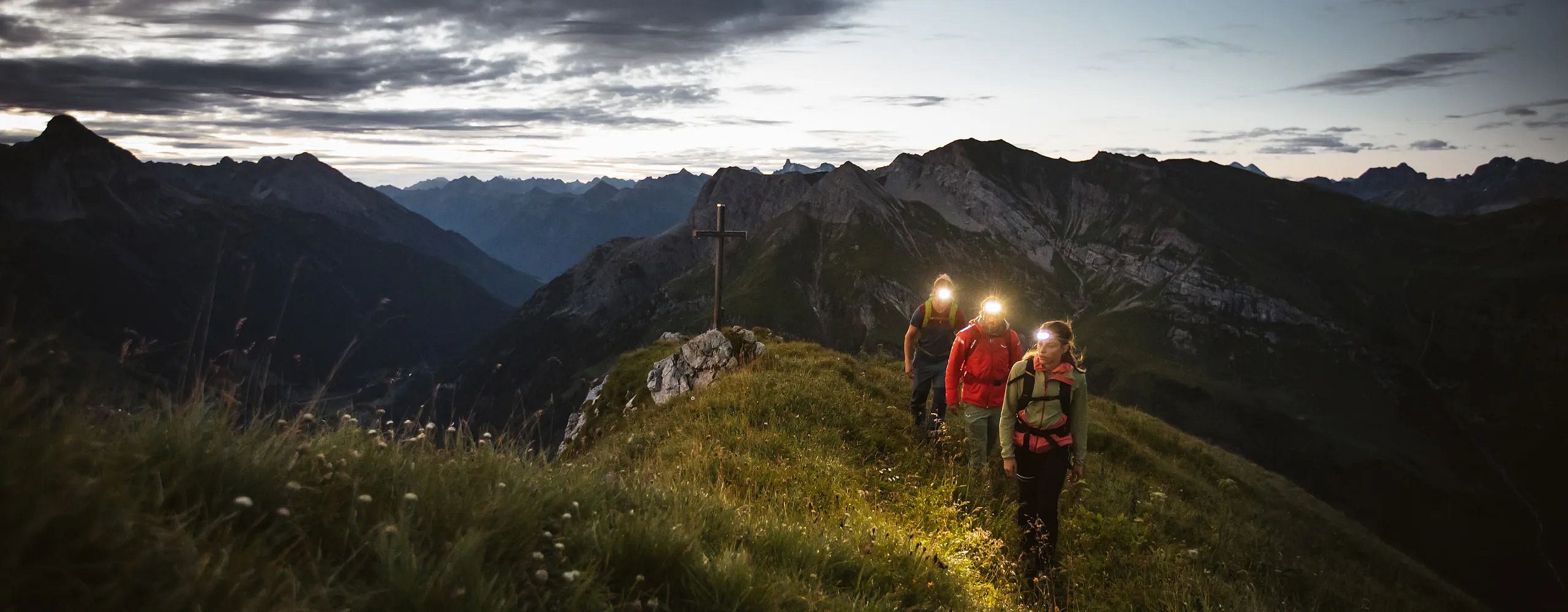 wanderung-mit-stirnlampen-in-der-nacht-am-arlberg-1