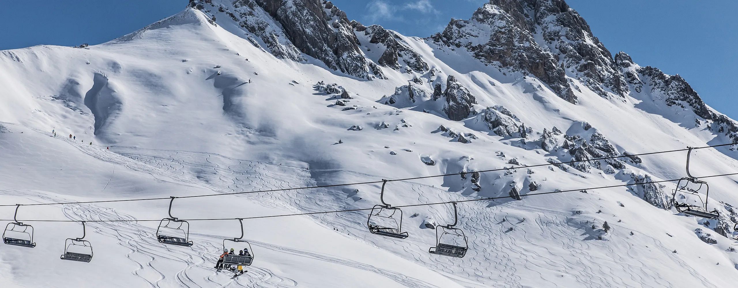 winterferien-am-arlberg-direkt-an-der-skipiste-im-hotel-jaegeralpe-3