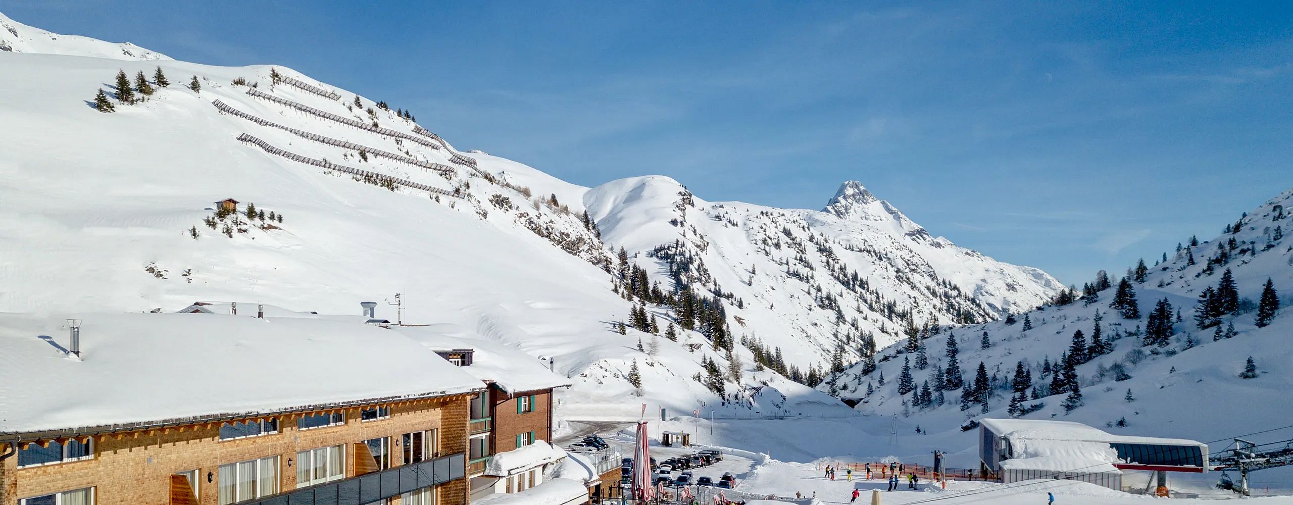 winterlandschaft-mit-paradisischem-ausblick-auf-das-hotel-jaegeralpe