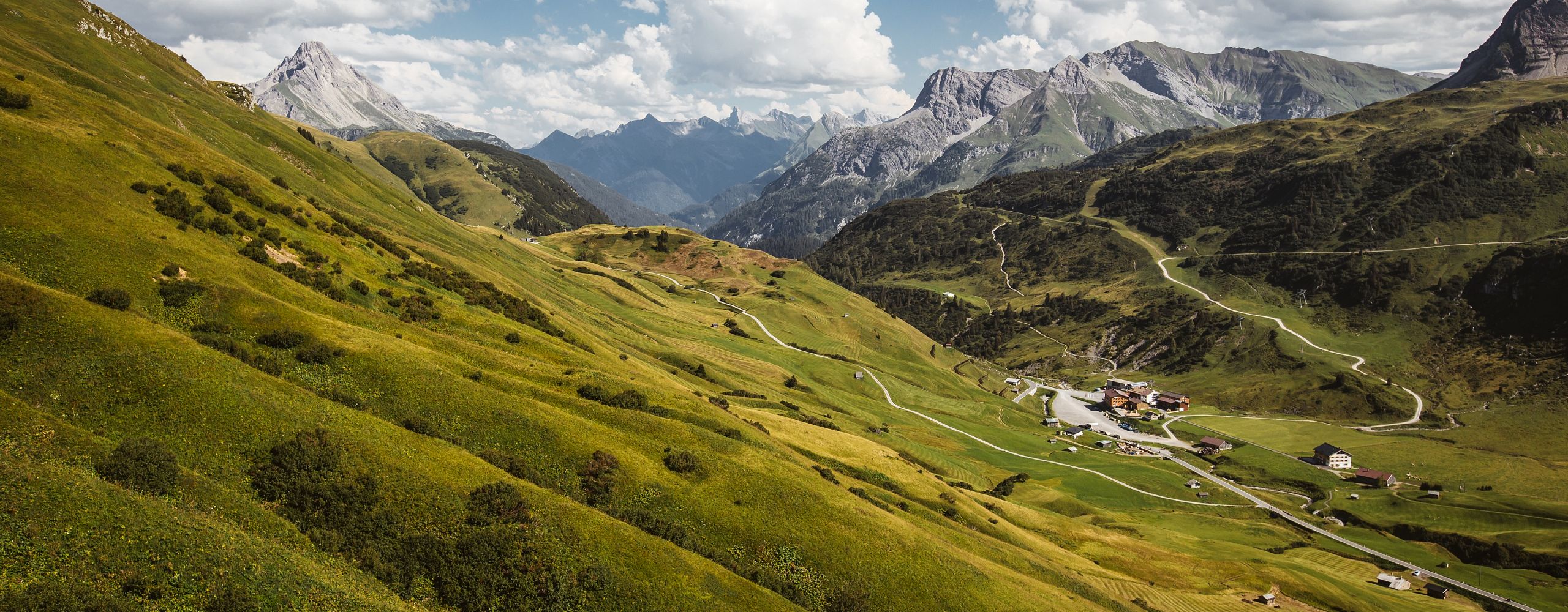 wunderschoene-landschaft-nahe-dem-hotel-jaegeralpe-in-warth-am-arlberg-3