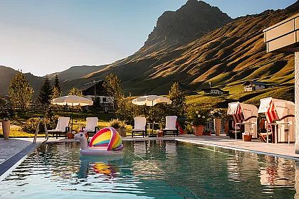 4aussenpool-jaegeralpe-blick-auf-den-widderstein-wanderhotel-best-alpine