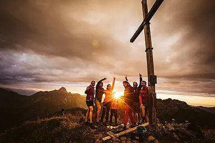 sonnenuntergang-am-gipfelkreuz-mit-freunden-geniessen