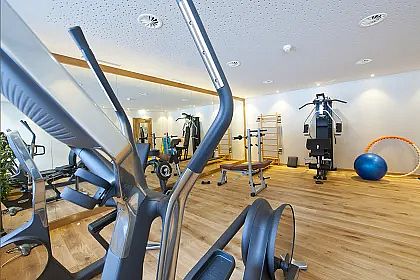 zahlreiche-fitnessgeraete-von-technogym-fuer-lange-workouts-im-ski-und-wanderhotel-jaegeralpe