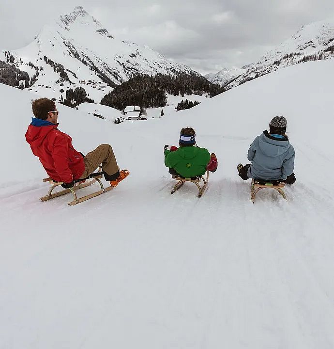 Abenteuer Rodeln in Warth am Arlberg Richtung Hotel Jägeralpe