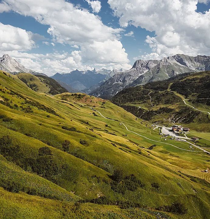 Hotel Jägeralpe mit traumhaftem Blick auf die Bergwelt und das Hotel Jägeralpe am Arlberg