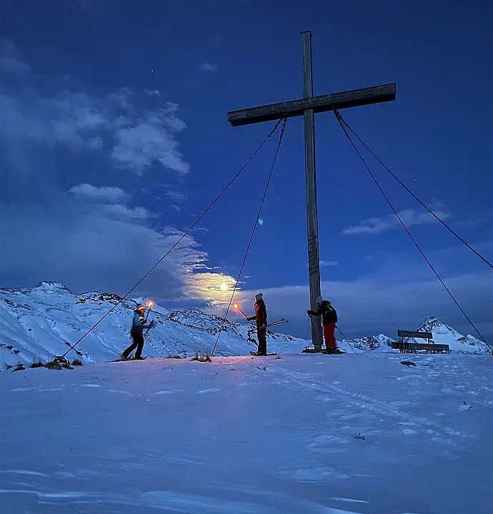 Schneebedeckte Simmel Kapelle beliebtes Ziel bei Gästen vom Hotel Jägeralpe