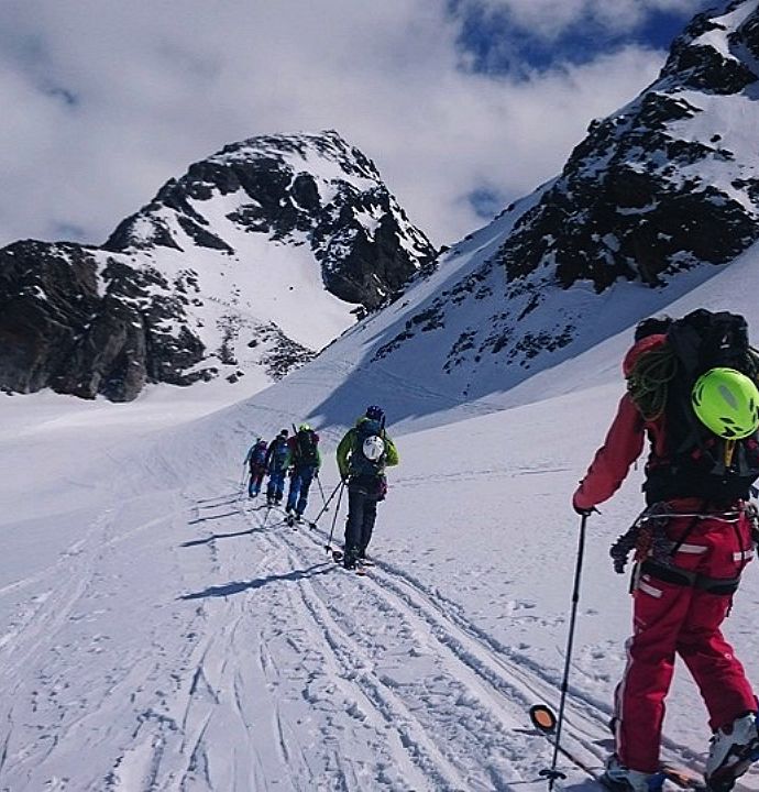 Die schönsten Skitouren im Hochtannberggebiet und Arlberg können Sie bei uns erleben!