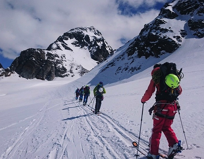 Die schönsten Skitouren im Hochtannberggebiet und Arlberg können Sie bei uns erleben!