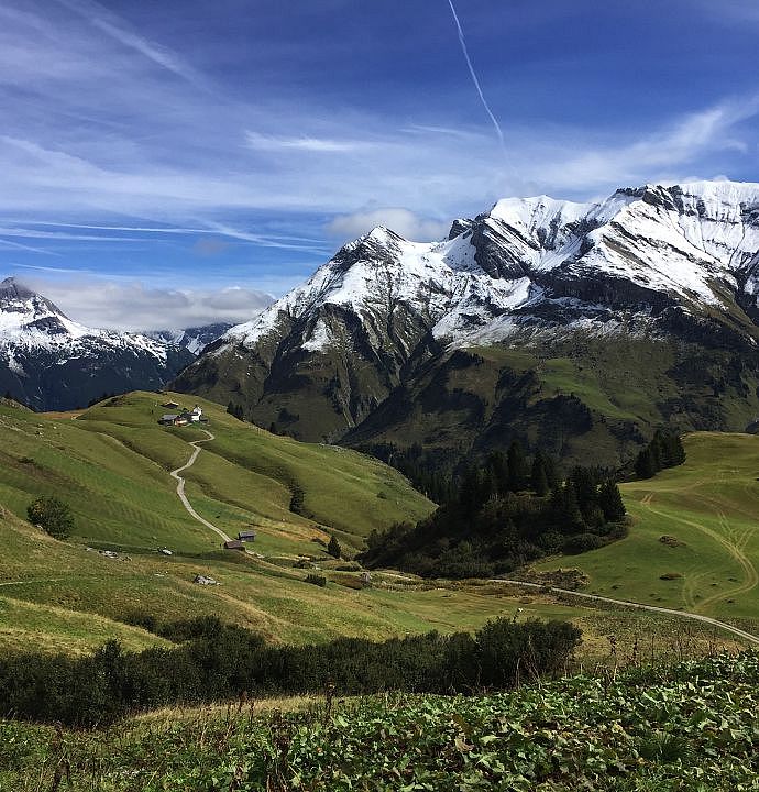 Traumhafte Landschaft mit verschneiten Bergspitzen