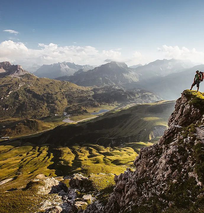 atemberaubender-blick-auf-die-weiten-der-berge-2-1