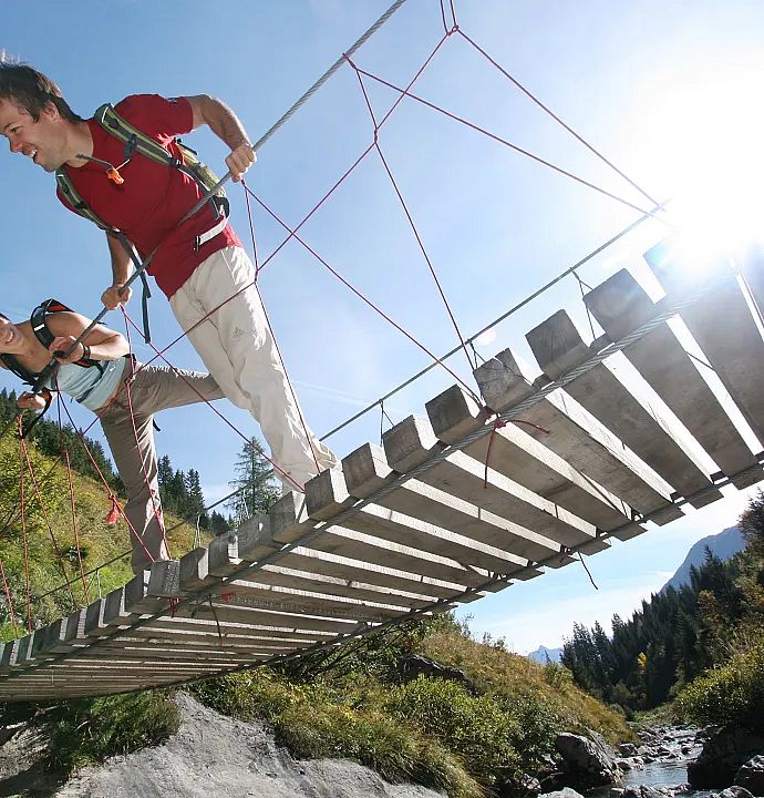 haengebruecke-krumbach-bei-schoenem-wetter-nahe-warth-am-arlberg-1-1