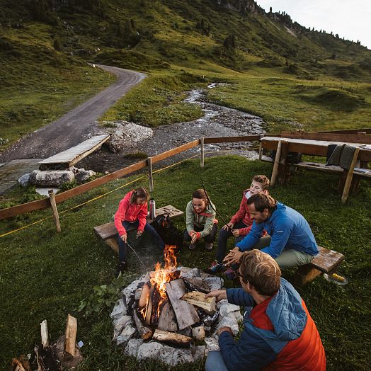 medium-gemuetliches-ausklingen-nach-wanderung-in-warth-am-lagerfeuer-1