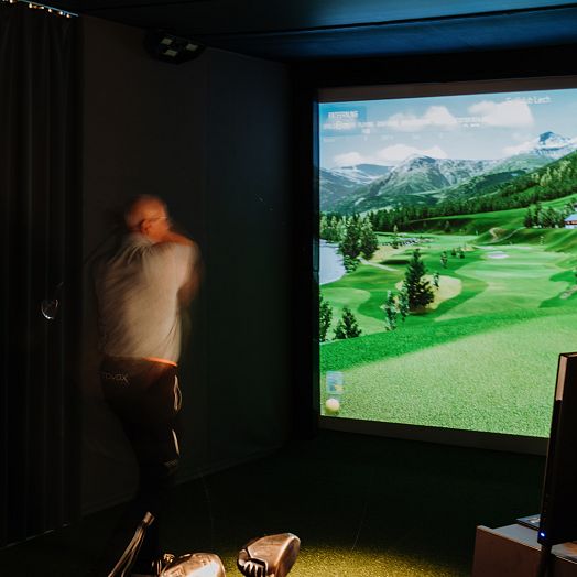 medium-golfsimulator-hotel-jaegeralpe-erlebenwasbleibt-skihotel-arlberg3