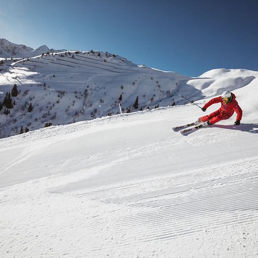 medium-skifahren-in-warth-am-arlberg-bei-sonnigem-wetter-und-unberuehrten-pisten
