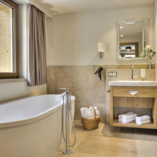 medium-suite-rothorn-mit-freistehender-badewanne-und-begehbarem-kleiderschrank-fuer-ein-luxurioeses-wohngefuehl-am-arlberg