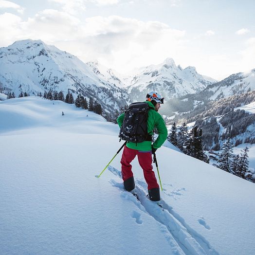 medium-unberuehrte-pisten-beim-skifahren-in-warth-am-arlberg