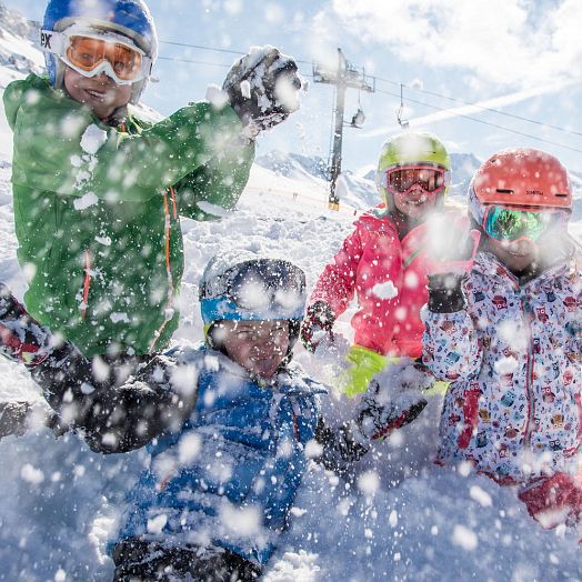 medium-winterzauber-mit-kindern-am-arlberg-bei-schoenem-wetter