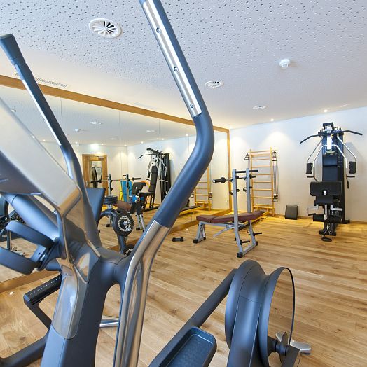 medium-zahlreiche-fitnessgeraete-von-technogym-fuer-lange-workouts-im-ski-und-wanderhotel-jaegeralpe