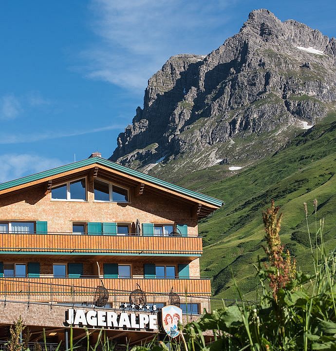 ski-und-wanderhotel-jaegerape-mit-blick-auf-bergspitze-1-1