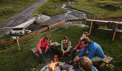 small-gemuetliches-ausklingen-nach-wanderung-in-warth-am-lagerfeuer