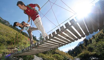 small-haengebruecke-krumbach-bei-schoenem-wetter-nahe-warth-am-arlberg