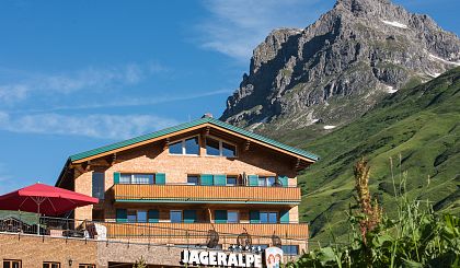 small-ski-und-wanderhotel-jaegerape-mit-blick-auf-bergspitze-1