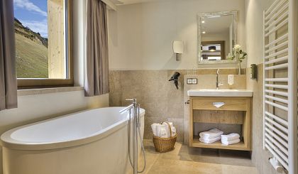 small-suite-rothorn-mit-freistehender-badewanne-und-begehbarem-kleiderschrank-fuer-ein-luxurioeses-wohngefuehl-am-arlberg-1