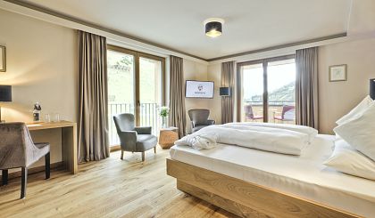 small-suite-rothorn-superior-mit-holztaefelung-fuer-2-personen-im-hotel-jaegeralpe