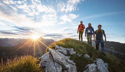 small-wanderung-bei-sonnenaufgang-am-arlberg-in-der-naehe-vom-hotel-jaegeralpe