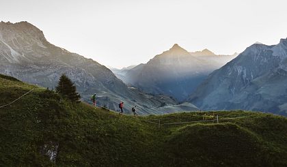 small-wanderung-bei-sonnenaufgang-mit-traumhaftem-panorama-zwischen-den-bergspitzen-in-warth