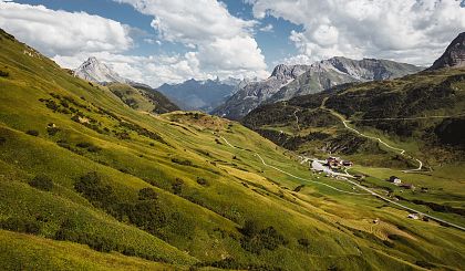 small-wunderschoene-landschaft-nahe-dem-hotel-jaegeralpe-in-warth-am-arlberg-1