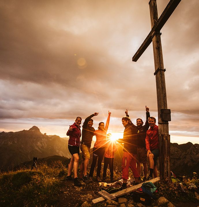 Sonnenuntergang am Gipfelkreuz mit Freunden genießen
