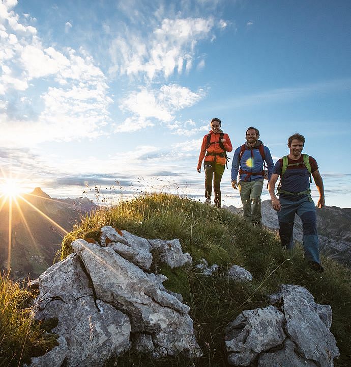 wanderung-bei-sonnenaufgang-am-arlberg-in-der-naehe-vom-hotel-jaegeralpe-1-1