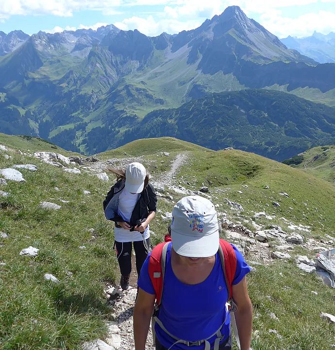 wanderung-richtung-geishorn-hotel-jaegeralpe-mit-ausblick-auf-die-wunderschoene-natur-1-1