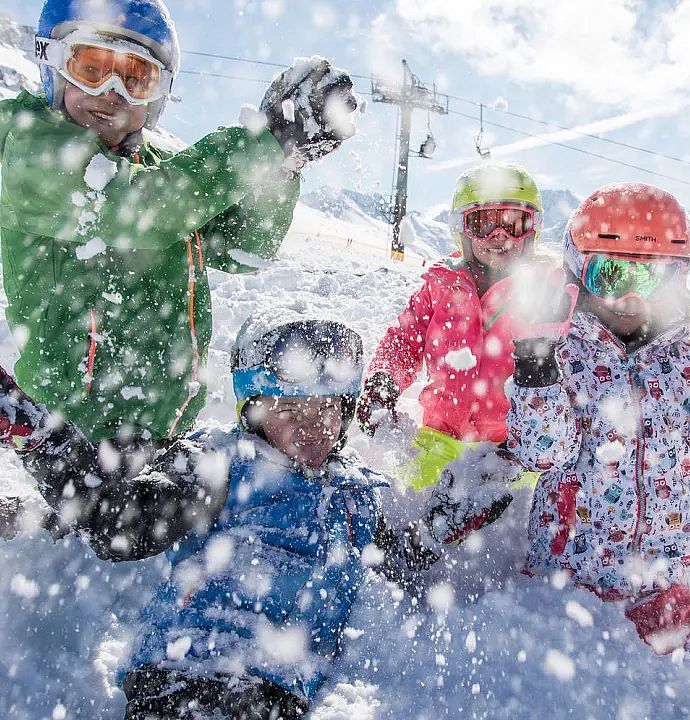 winterzauber-mit-kindern-am-arlberg-bei-schoenem-wetter-1-1