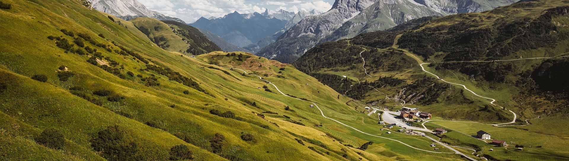 wunderschoene-landschaft-nahe-dem-hotel-jaegeralpe-in-warth-am-arlberg-2