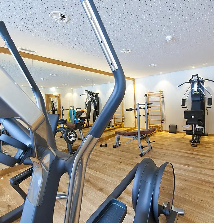 zahlreiche-fitnessgeraete-von-technogym-fuer-lange-workouts-im-ski-und-wanderhotel-jaegeralpe-1-1