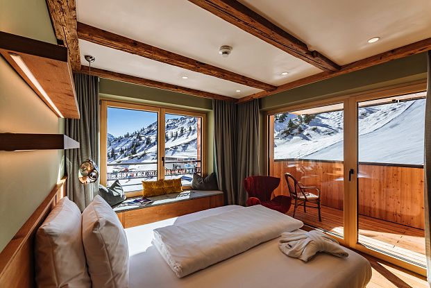 Einzelzimmer_superior_mit_Balkon_Skihotel_Blick_auf_die_Piste2