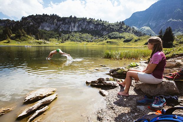 erfrischende-abkuehlung-in-der-natur-beim-wandern-nahe-dem-hotel-jaegeralpe-am-arlberg