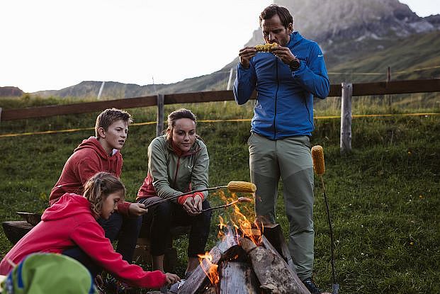 Familienzeit beim Grillen nahe dem Hotel Jägeralpe