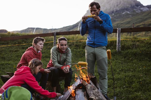 familienzeit-beim-grillen-nahe-dem-hotel-jaegeralpe