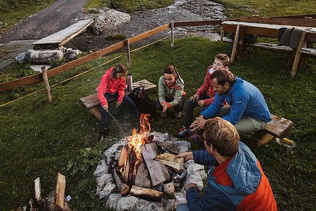 Gemütliches Ausklingen nach Wanderung in Warth am Lagerfeuer