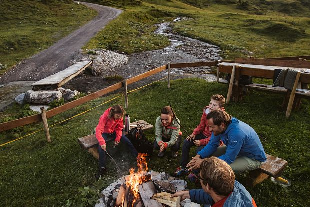 gemuetliches-ausklingen-nach-wanderung-in-warth-am-lagerfeuer