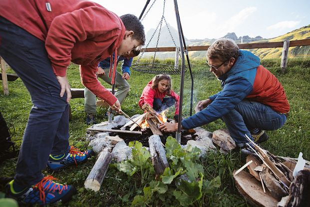 grillen-in-der-natur-nach-wanderung-in-warth-am-arlberg